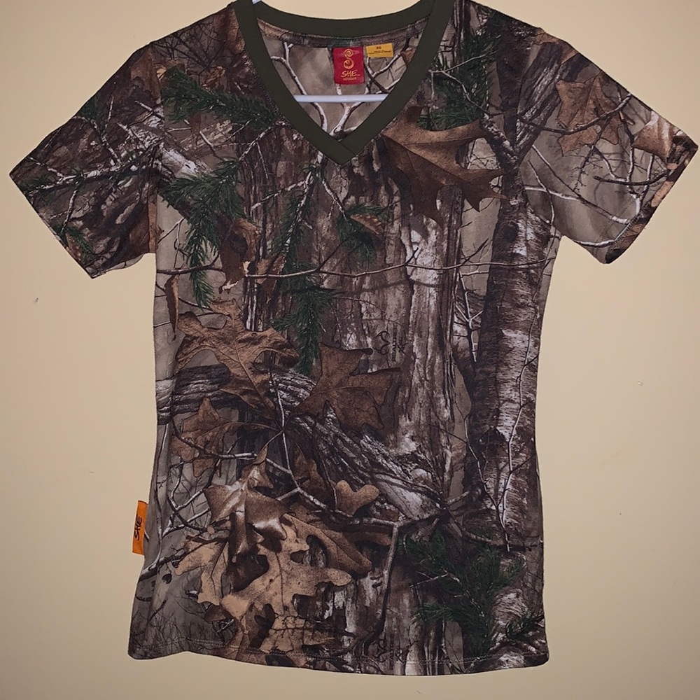 SHE Women’s Size XS Camouflage short sleeve stretch tee. Excellent Condition
